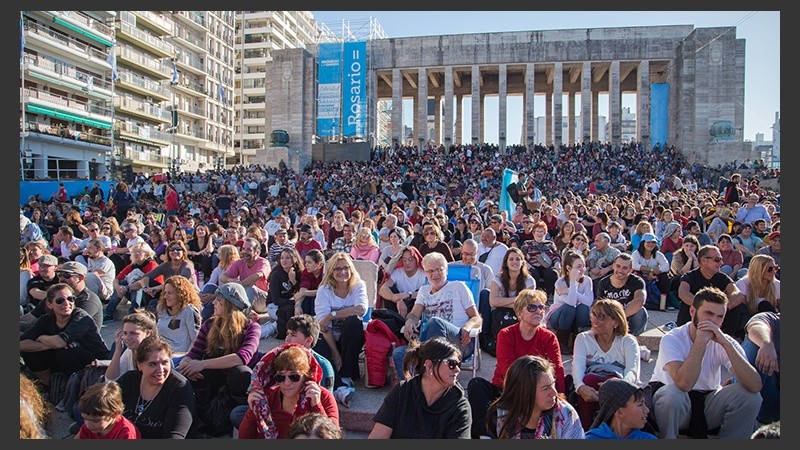 Desde temprano los rosarinos se acercaron a los oradores y músicos.