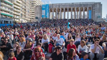 Desde temprano los rosarinos se acercaron a los oradores y músicos.
