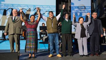 Los cinco premio Nobel de la Paz y el titular de la Fundación, Guillermo Whpei.