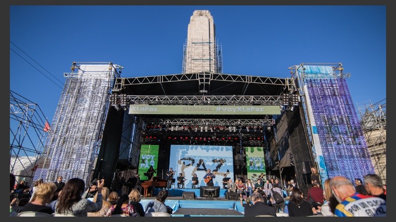 El Monumento fue testigo de una tarde de música por la paz.