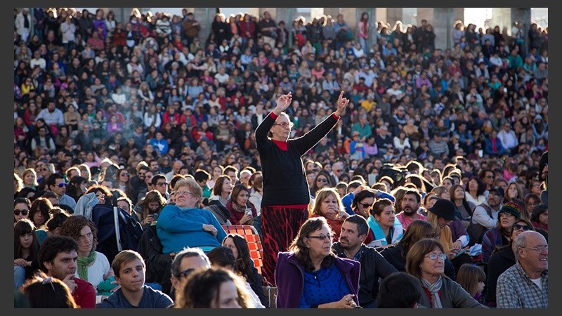 Una multitud en el patio cívico.