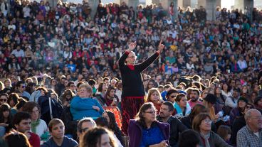 Una multitud en el patio cívico.