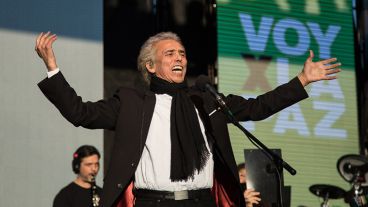 Jairo, un de los artistas que cantó en el Monumento.