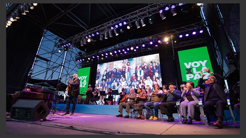 Baglietto en escena. Los músicos compartieron escenario con las figuras por la paz.