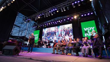 Baglietto en escena. Los músicos compartieron escenario con las figuras por la paz.