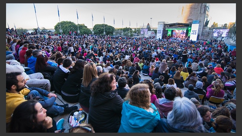 Rosario cantó por la paz en un Monumento colmado.