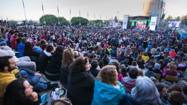 Rosario cantó por la paz en un Monumento colmado.