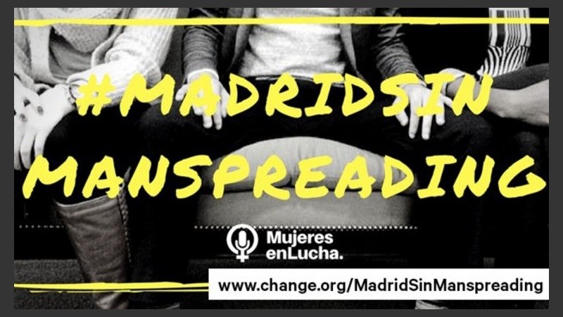 Los primeros afiches que pegó una organización de mujeres de Madrid.
