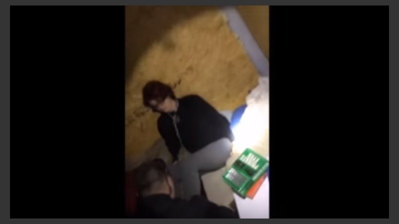 La mujer estaba encerrada y encadenada en un conteiner. 