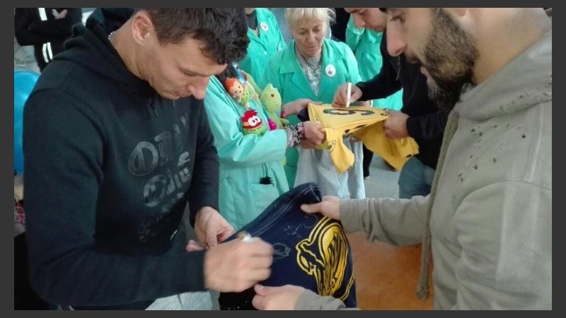 Marco Ruben, Paulo Ferrari, Javier Pinola y Damián Musto se sumaron al gesto solidario.