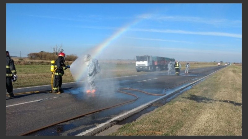 Un bombero asiste al personal de Sustancias Peligrosas que acudió al lugar.