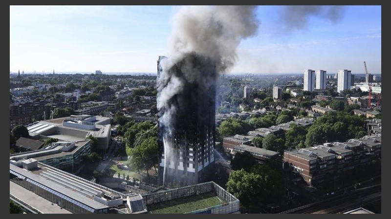 De lejos se notaba la columna de humo. 
