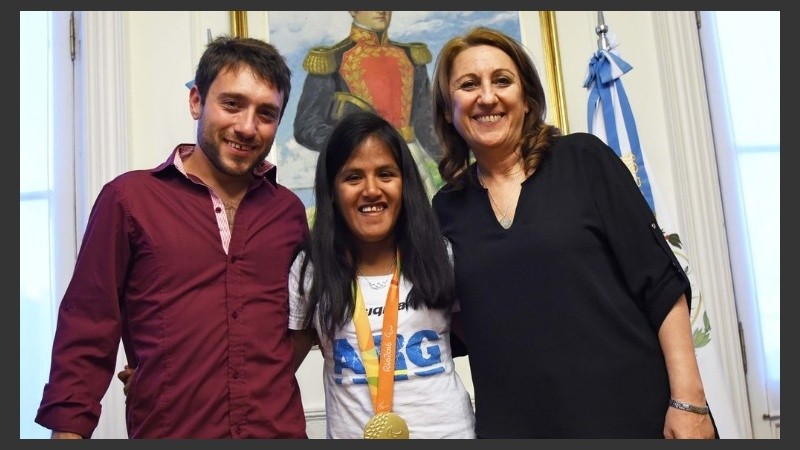 Fein junto a la deportista rosarina y su entrenador, Martín Arroyo.
