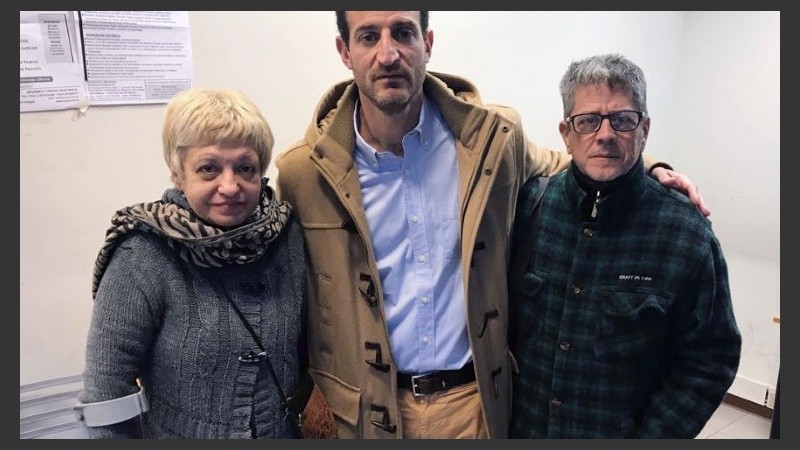 Silvia junto al abogado Roberto Sukerman luego del fallo a su favor. 