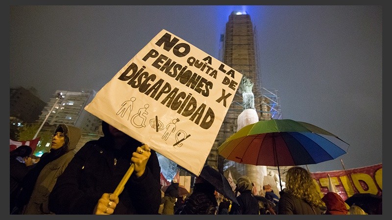 El reclamo por la suspensión de las pensiones en Rosario se realizó en el Monumento.