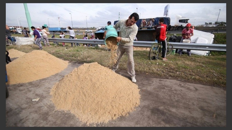 Montículos de arena al borde de la ruta.