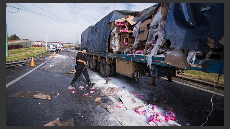 Uno de los camiones involucrados con custodia policial.