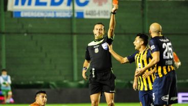 Herrera expulsa a Pinola. Mira Sarmiento.