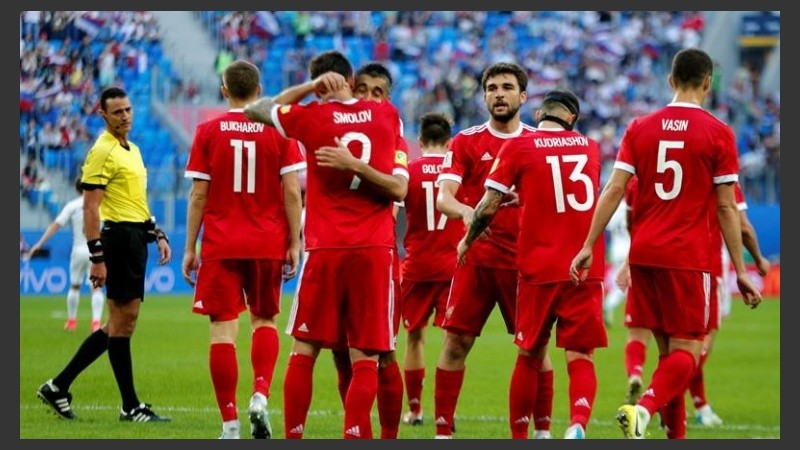 Rusia ganó con goles de Michael Boxall en contra y Fyodor Smolov.