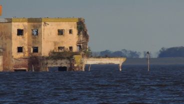 Parte del viejo hotel colapsó este sábado.