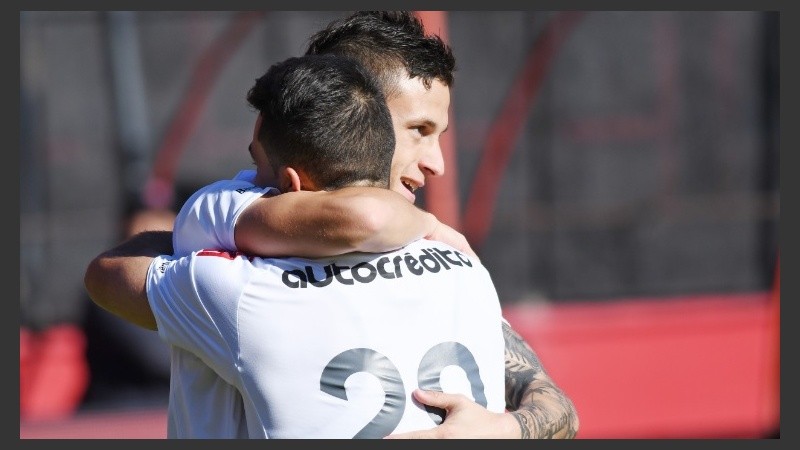 Abrazos para Fértoli en el inicio del encuentro.