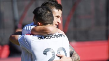 Abrazos para Fértoli en el inicio del encuentro.