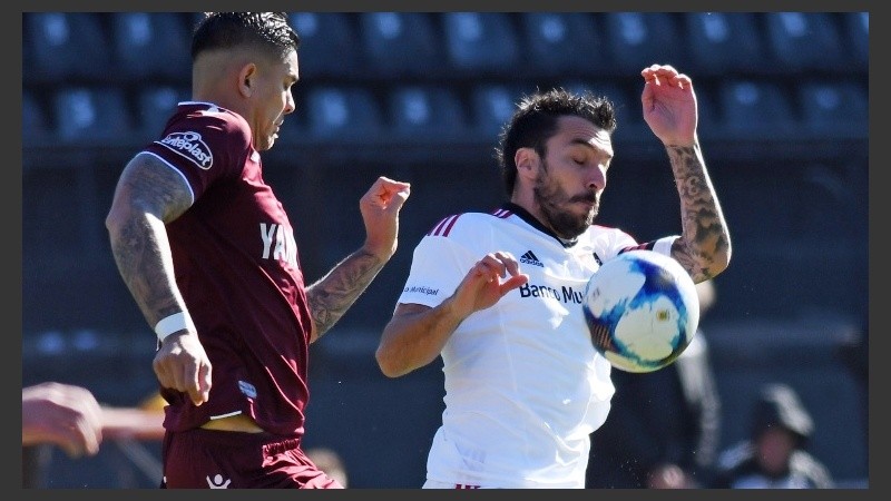 Scocco, capitán este domingo, se la lleva ante su marca.