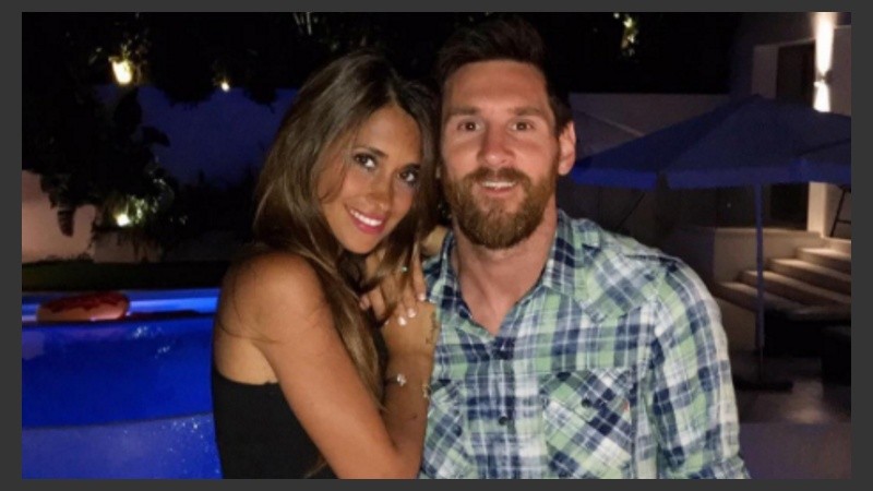 La pareja festeja el cumple de Leo en Rosario. 