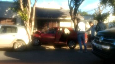 El coche quedó contra un árbol en la vereda.