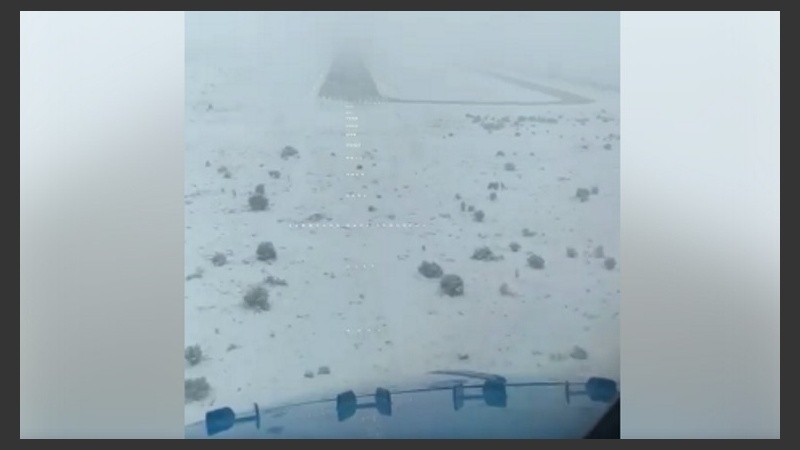 Aterrizaje bajo la nieve en San Carlos de Bariloche.