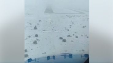 Aterrizaje bajo la nieve en San Carlos de Bariloche.