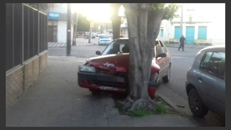 El coche quedó contra un árbol en la vereda.