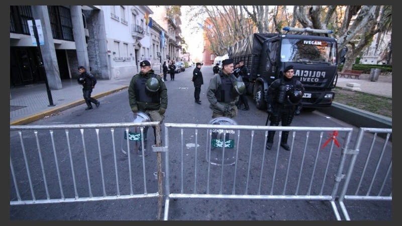 Desde temprano, el Monumento y las inmediaciones se encontraban cercados con doble vallado y acceso restringido.