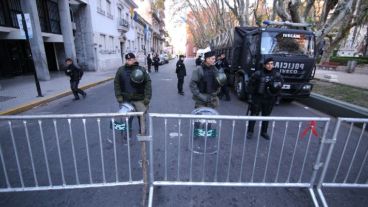 Desde temprano, el Monumento y las inmediaciones se encontraban cercados con doble vallado y acceso restringido.