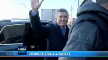 Macri saluda a los vecinos del barrio 5 esquinas donde visitó a una familia