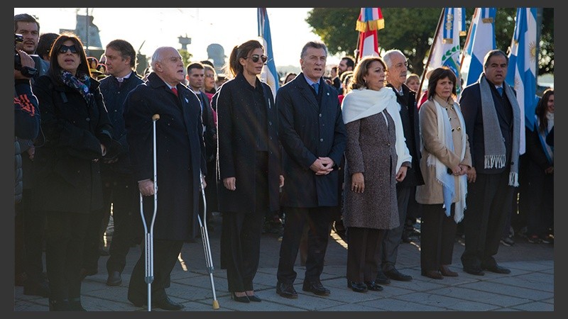 Macri con el resto de los funcionarios en el Monumento. 