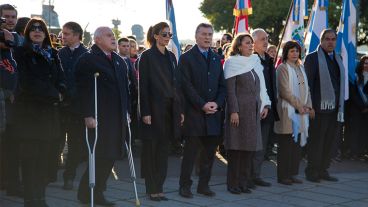 Macri con el resto de los funcionarios en el Monumento.