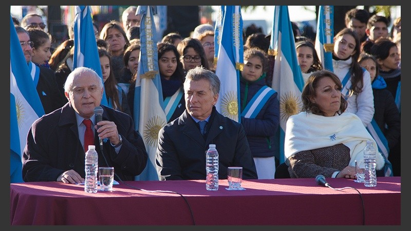 Lifschitz dio su discurso sentado debido a su reciente operación. 