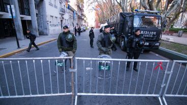 El vallado en las inmediaciones del Monumento.