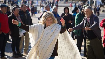 Algunos se animaron a la Chacarera tras el acto oficial. Las actividades estarán todo el día.