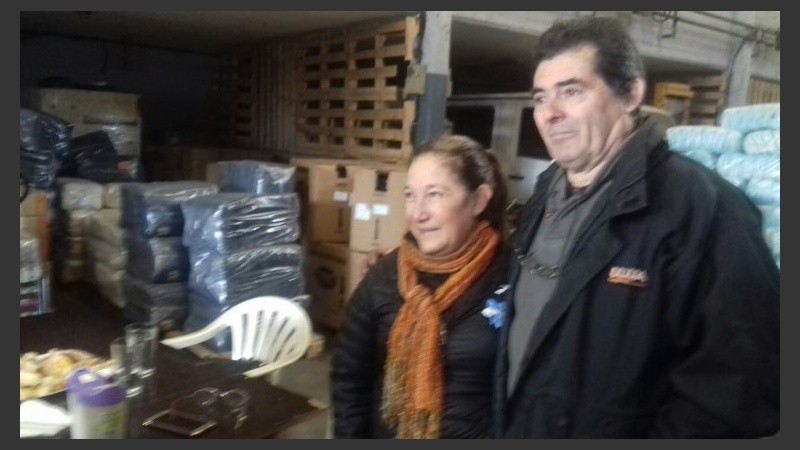 Elisa junto a su esposo Jorge en el galpón donde trabajan. 