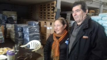 Elisa junto a su esposo Jorge en el galpón donde trabajan.