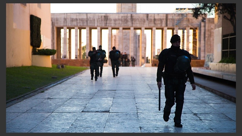 Mucha seguridad en la zona del Monumento.