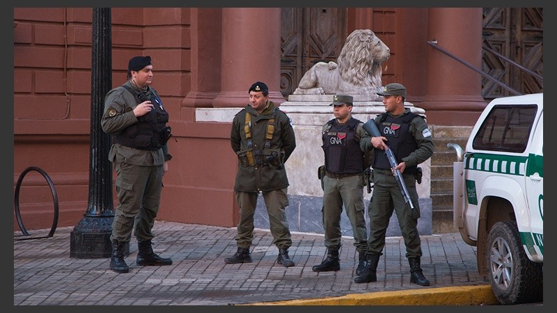 Mucha seguridad en la zona del Monumento.