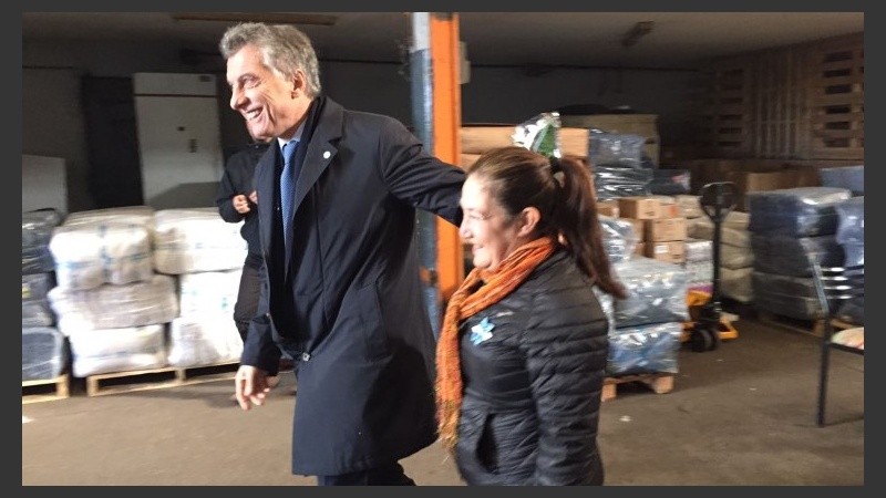 Macri en su visita al galpón de 24 de septiembre y Cafferata.