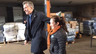 Macri en su visita al galpón de 24 de septiembre y Cafferata.