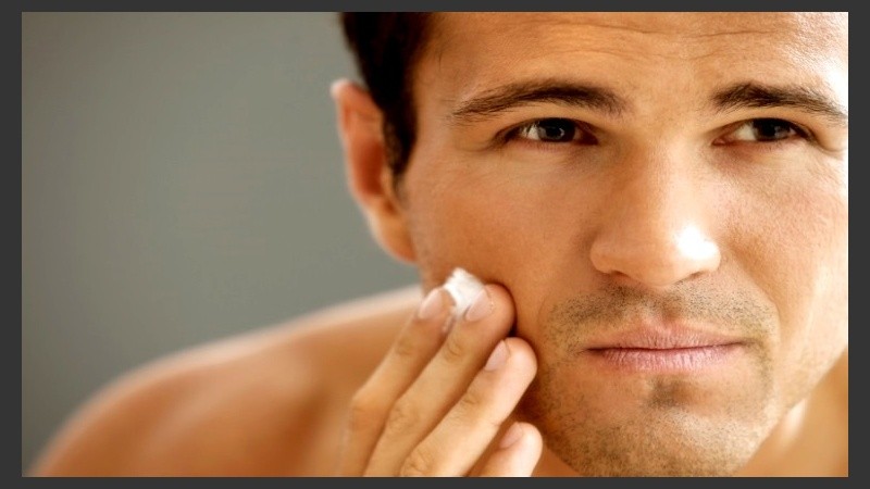 Los hombres también cuidan su piel para protegerla del paso tiempo.