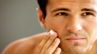 Los hombres también cuidan su piel para protegerla del paso tiempo.