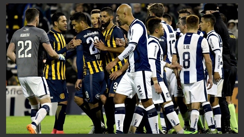 Tumulto tras el gol del empate. Teo luego vio la roja.