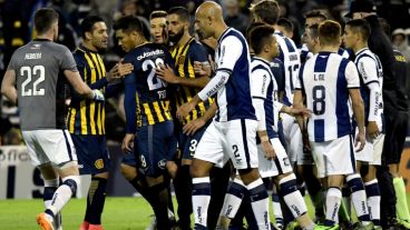 Tumulto tras el gol del empate. Teo luego vio la roja.